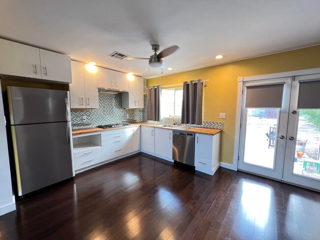 Updated kitchen with gas cooktop - 2245 E Victory Dr