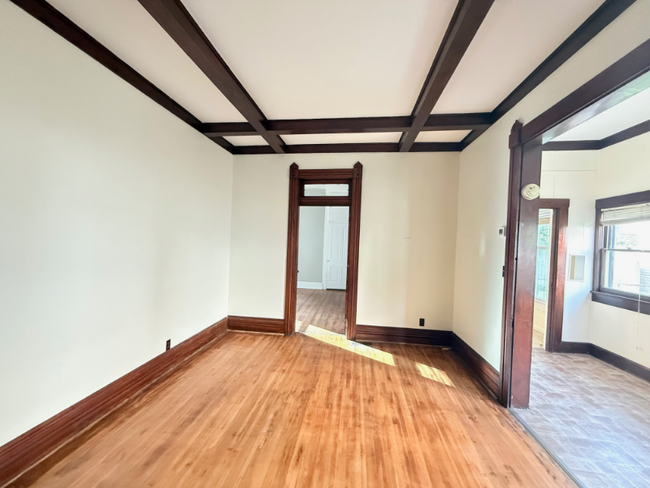 Building Photo - 1603 E Oak St