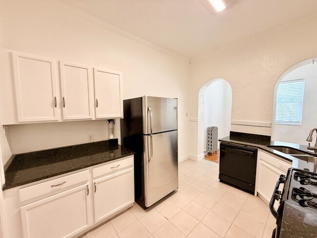 Building Photo - Gorgeous 1 Bed 1 Bath Apartment in Cap Hill! Available NOW!