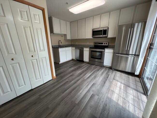 Building Photo - 9001 Scarlet Globe Dr
