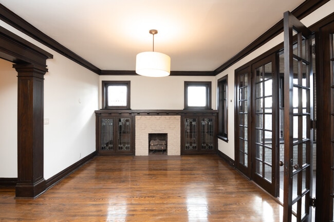 Living room - 2546 W Logan Blvd