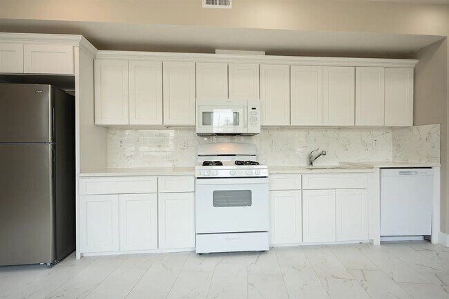 Foto del edificio - 242 Beacon Ave