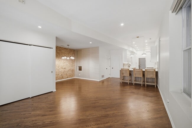 Building Photo - 626 W Buckingham Pl
