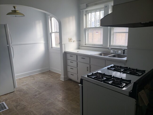 Building Photo - 4 bed/2 bath rental south of campus!