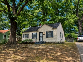 Building Photo - 1300 Robin Hood Ln