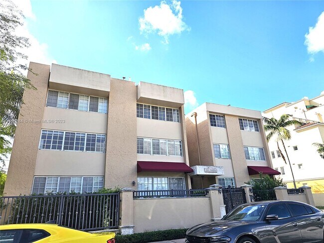 Foto del edificio - 300 Madeira Ave
