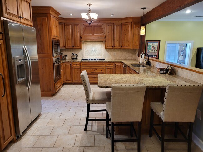 Building Photo - 1675 Edinburgh Ave