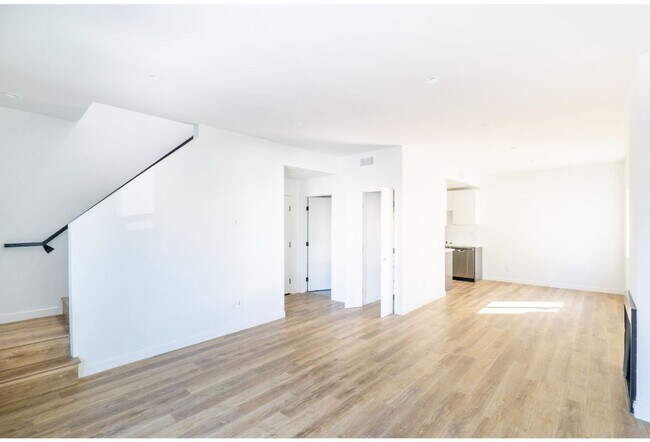 Foto del edificio - 6120 Eleanor Ave