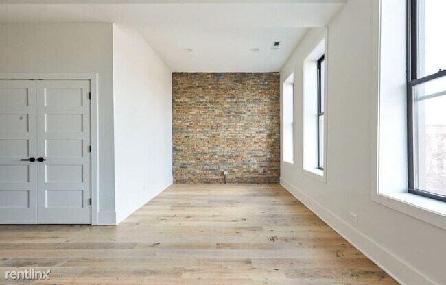 Building Photo - 3057 W Diversey Ave