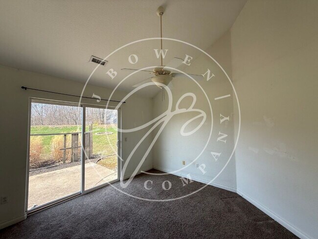 Foto del edificio - "Charming 2-Bed Condo with Fireplace & Scenic Views on Fox Cove Dr, Perrysburg!"