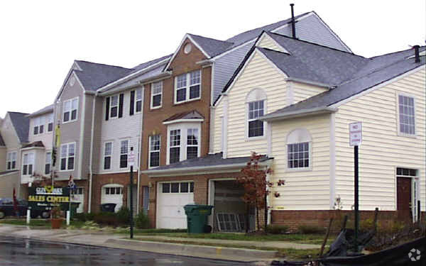 Primary Photo - Glen Oaks Condominiums