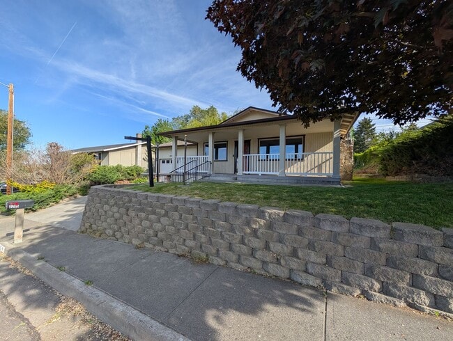 Building Photo - 3 Bed/2 Bath Home