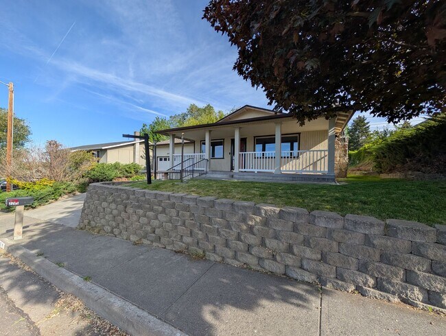Foto del edificio - 3 Bed/2 Bath Home