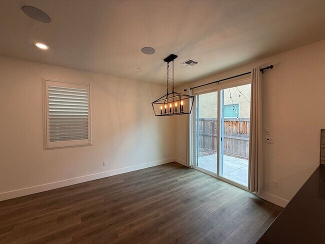 Foto del edificio - 2 bed | 2.5 bath | 1302 SF | 1 Car Garage | Two Story | Tenant pays $175 monthly for WS&G