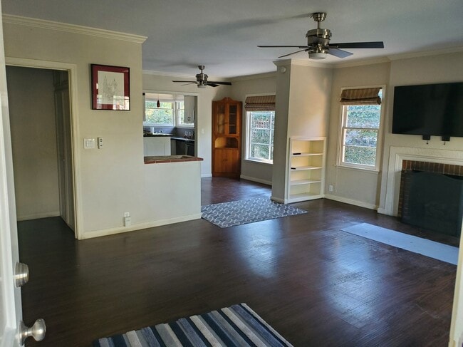 Building Photo - 621 Eaton Dr