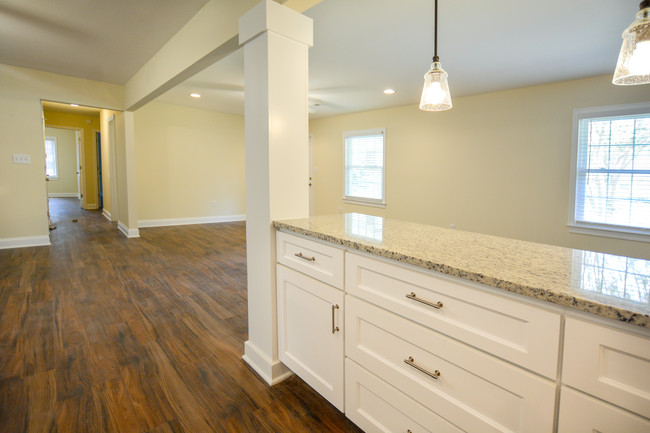 Building Photo - Beautifully Renovated West Ashley Home