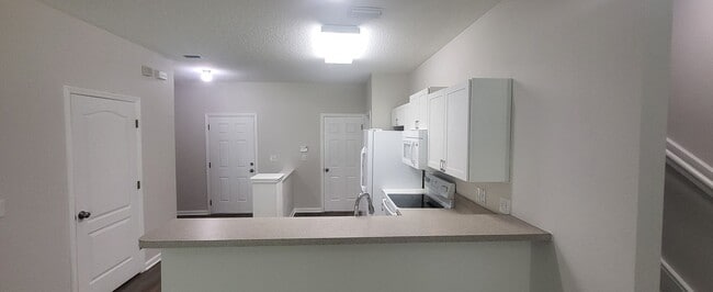 Building Photo - Spacious 2BR/2.5 Bathroom Northside Townho...
