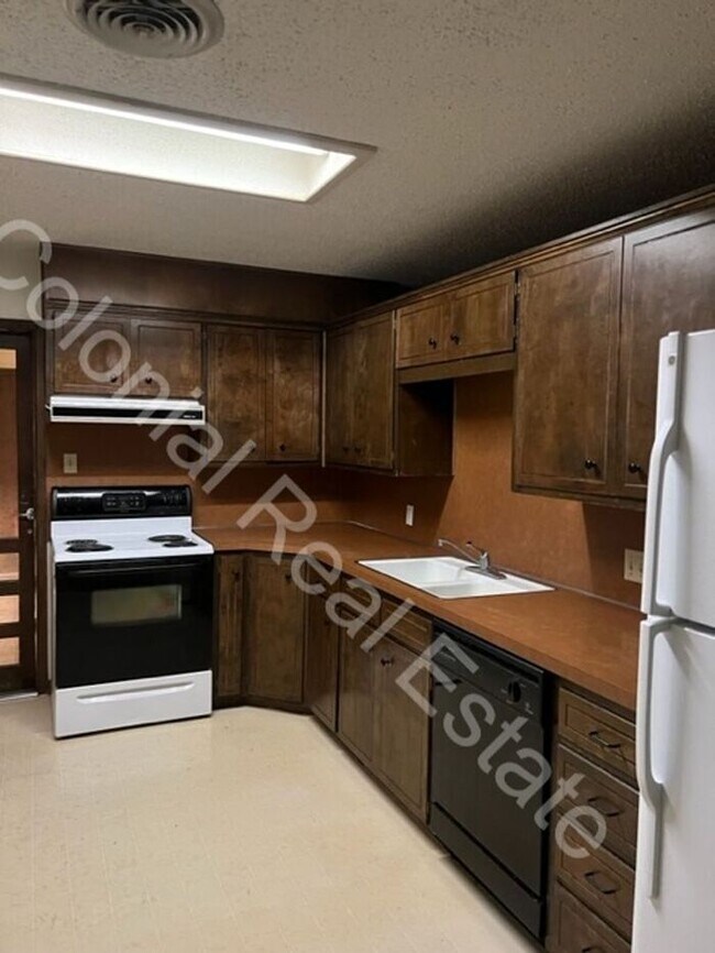 Building Photo - 2 Bed/1 Bath Apartment with Washer/Dryer H...
