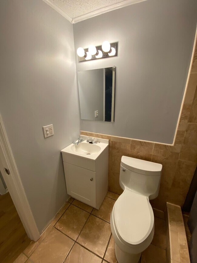 Foto del edificio - Charming 1 Bed, 1 Bath Condo Near University