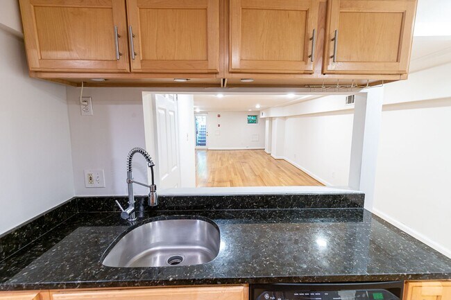 Foto del edificio - Columbia Heights Large Two Bed Condo Rental with Parking and Patio Space