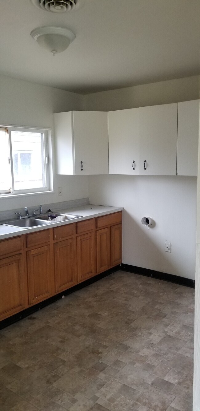 kitchen W/D hookups - 3022 Northgate Ave