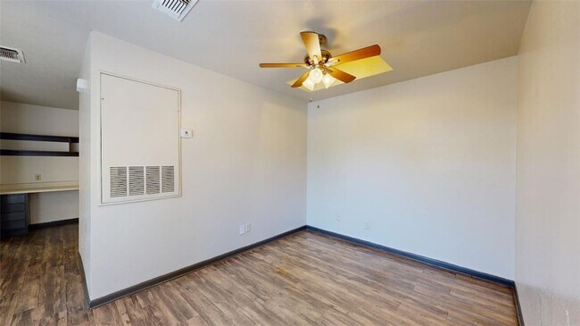 Foto del edificio - 725 Peppertree Dr