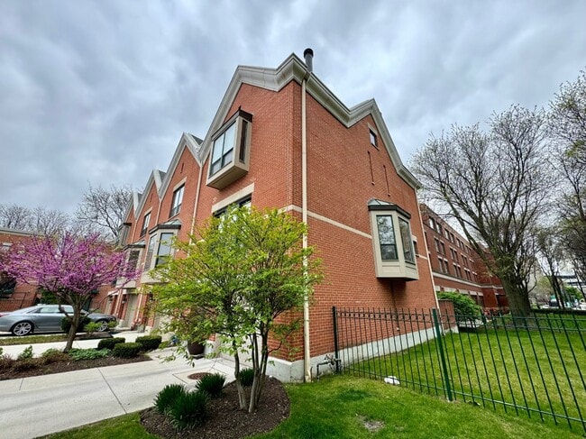 Building Photo - Amazing Garibaldi Square Townhome!