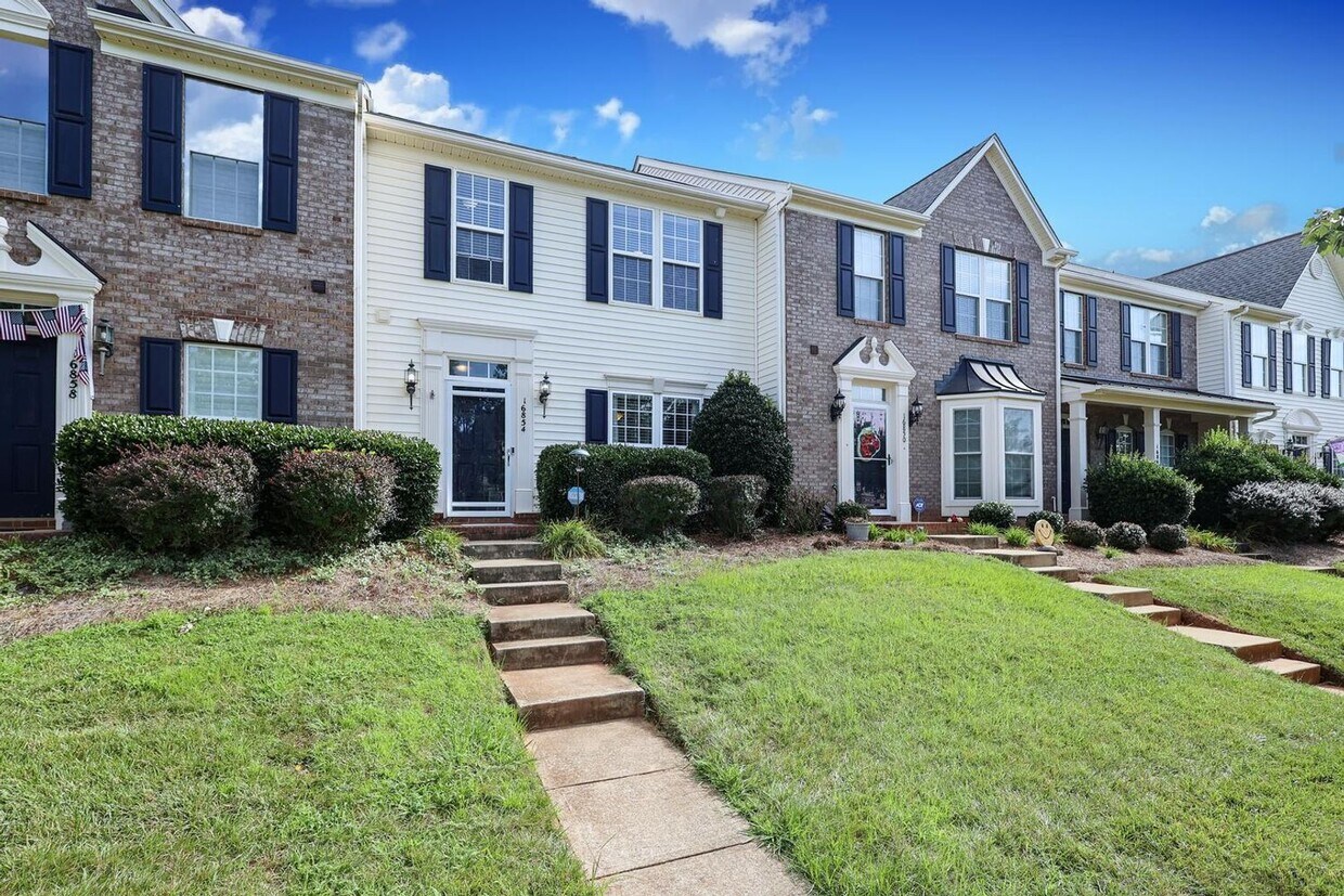 Foto principal - Welcome to this stunning 3-bedroom, 2-bath...
