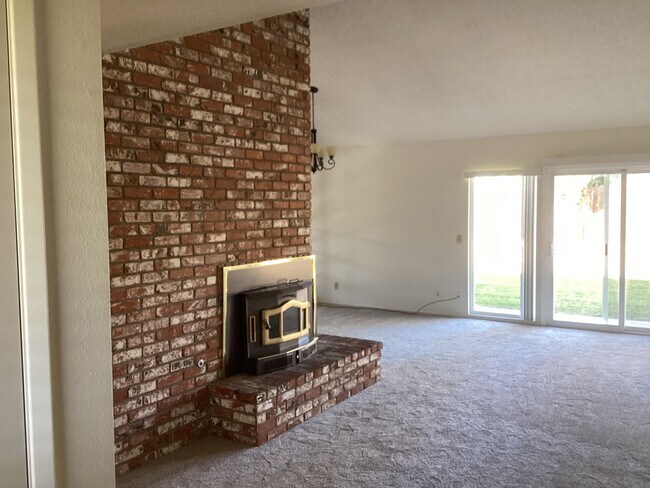 Foto del edificio - Large Single Story Home in Orcutt with Thr...