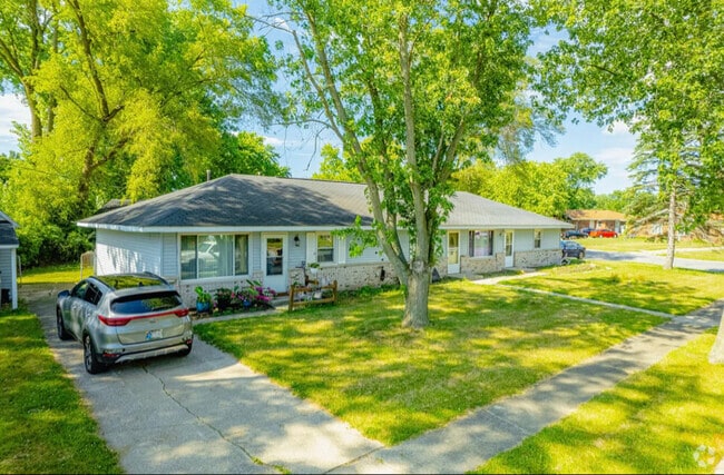 Building Photo - 5344-46 Aspen Ave