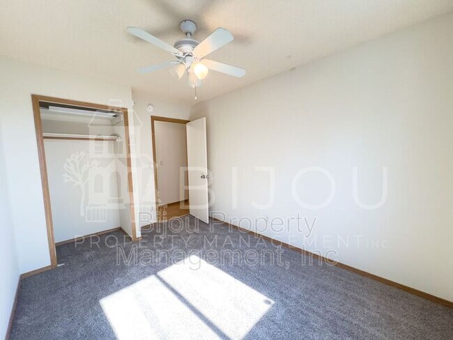 Building Photo - 3815 Valley View St