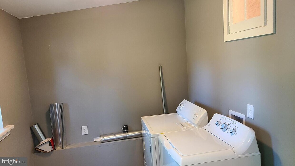 216 S Main St Unit B DOWNSTAIRS, Elmer, NJ 08318 Room for Rent in