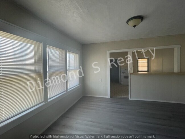 Building Photo - Spacious 2 Bedroom Home - Fenced Yard!