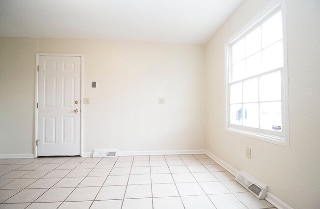 Building Photo - 3652 Dixie Dr