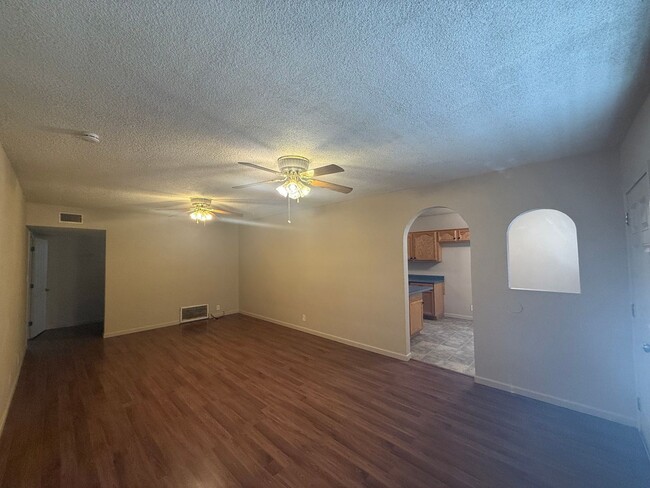 Building Photo - 4 Bedroom / 1 Bathroom