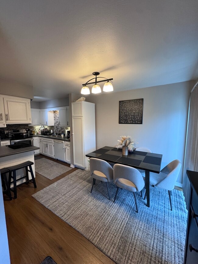Kitchen & dining area - 2924 Coho St