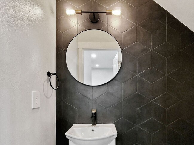 Foto del edificio - Beautifully Updated 2-Story Home in Issaqu...