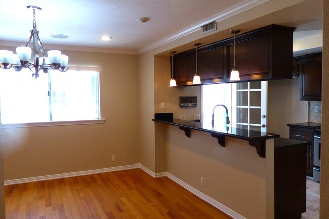 Dining Area and Breakfast Bar - 317 N Broadway