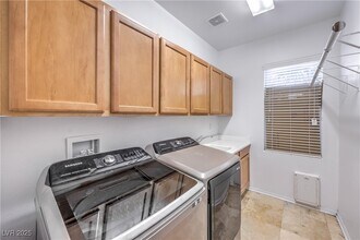 Building Photo - 10227 Sunset Gardens Dr