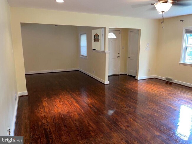 Foto del edificio - 245 W Chestnut Hill Rd