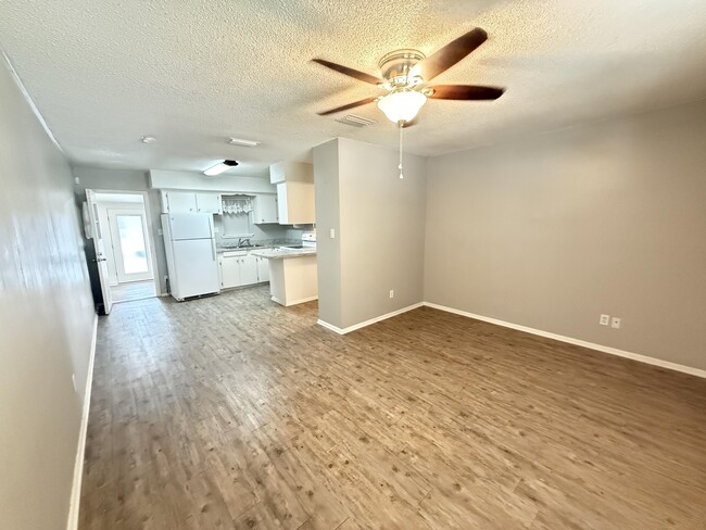 Building Photo - 116A Montrose Dr