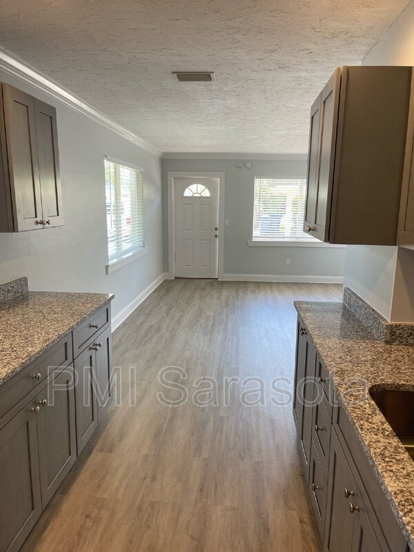 Foto del edificio - 6365 Gateway Ave