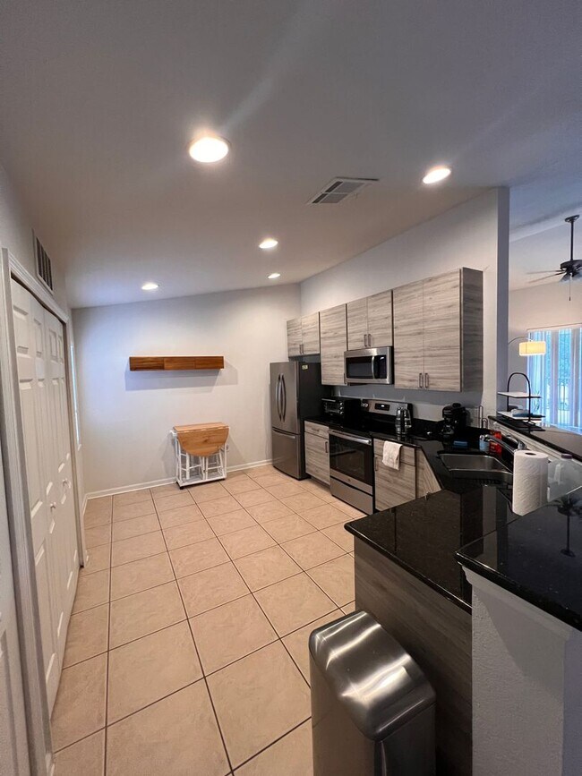 Building Photo - Now available! Ready-to-move-in condo in Sanford!