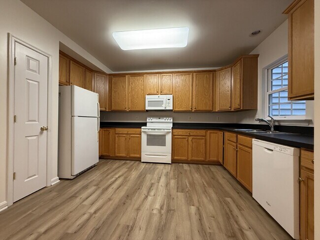 Foto del edificio - Exquisite Townhome in The Grove at Huntley Meadows