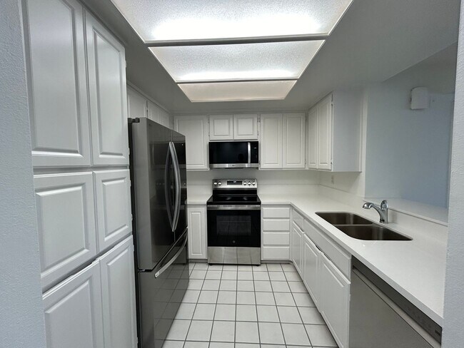 Building Photo - 2 Bed/2 Bath with Garage and Washer/Dryer ...