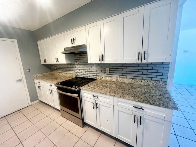 Building Photo - Charming 3-Bedroom Duplex with Lawn Care I...