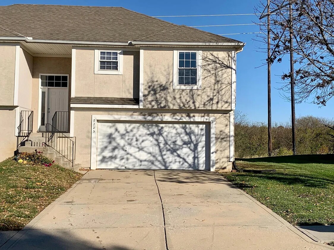 Primary Photo - 7225 Hedge Lane Ter