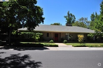Building Photo - 802 Center Dr