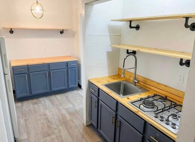 Building Photo - 713 20th St