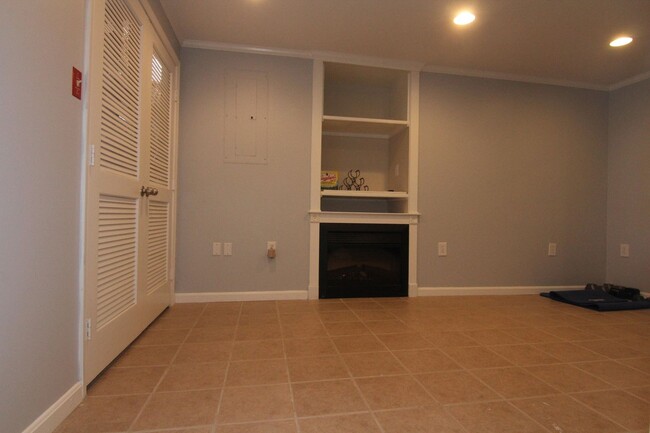 Building Photo - Lovely 3 BR End Unit in Kincaid Forest!